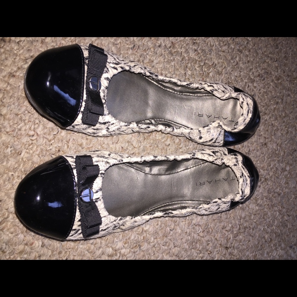 Tahari snack skin print flat size 7.5